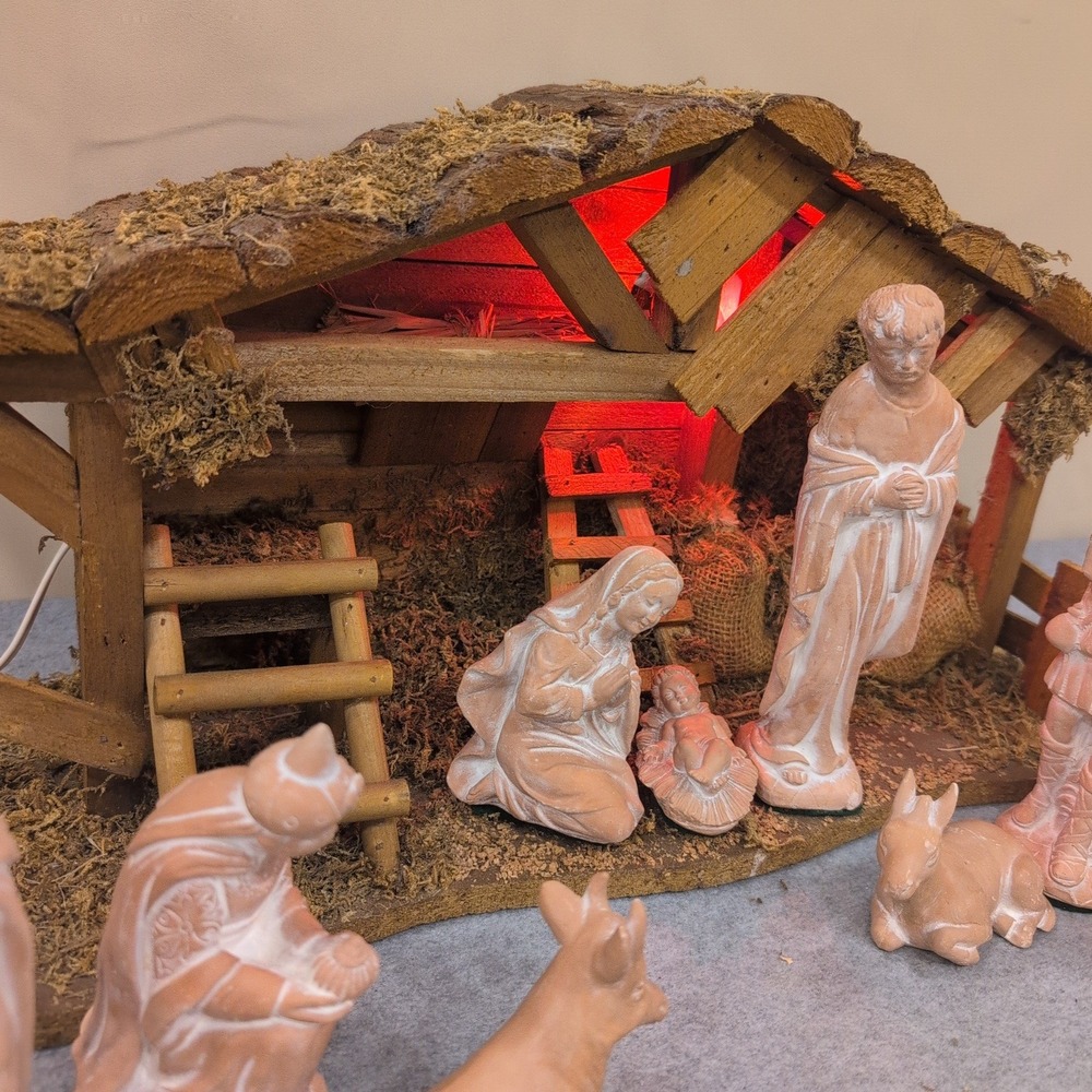 Lighted Wooden Nativity Stable with 11 Terracotta Style Figurines Christmas Set - Picture 2 of 16